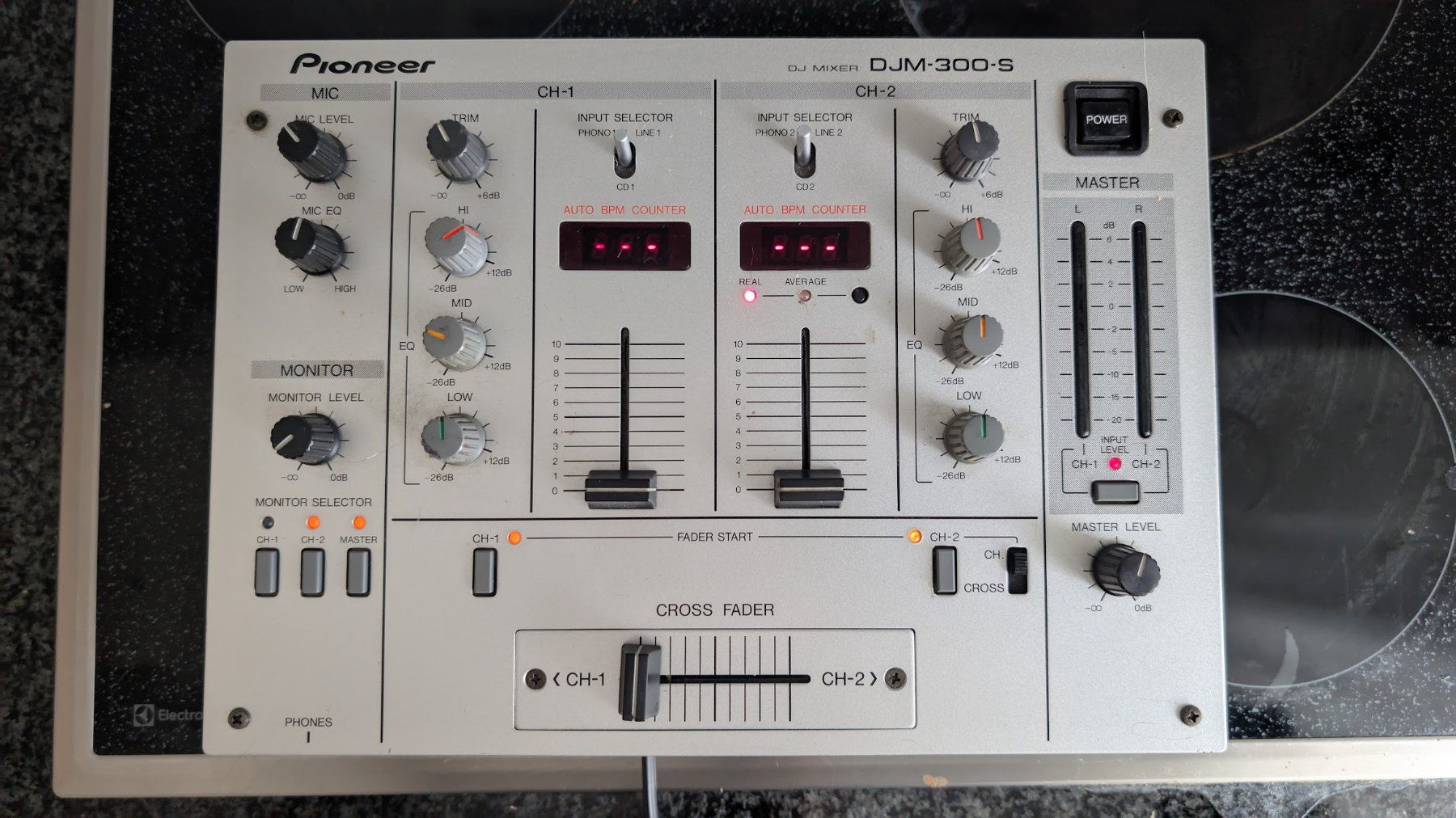パイオニア　DJミキサー　DJM-300-S Amazon | PIONEER パイオニア DJM-300-S シルバー ブラック