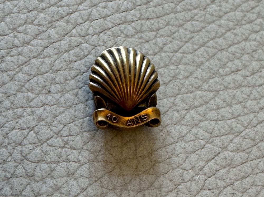 Belle Broche Vintage Signée REGINE'S Paris - Diffuseur De Parfum En Métal Doré