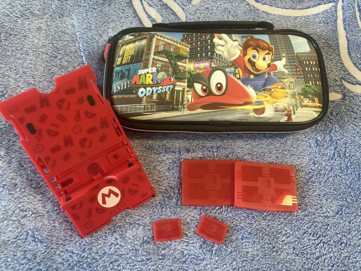 Nintendo Custodie protettive: NINTENDO SWITCH Zubehör Mario Odyssey Case Set – Usato da Zürich venduto da nadin.nadin2