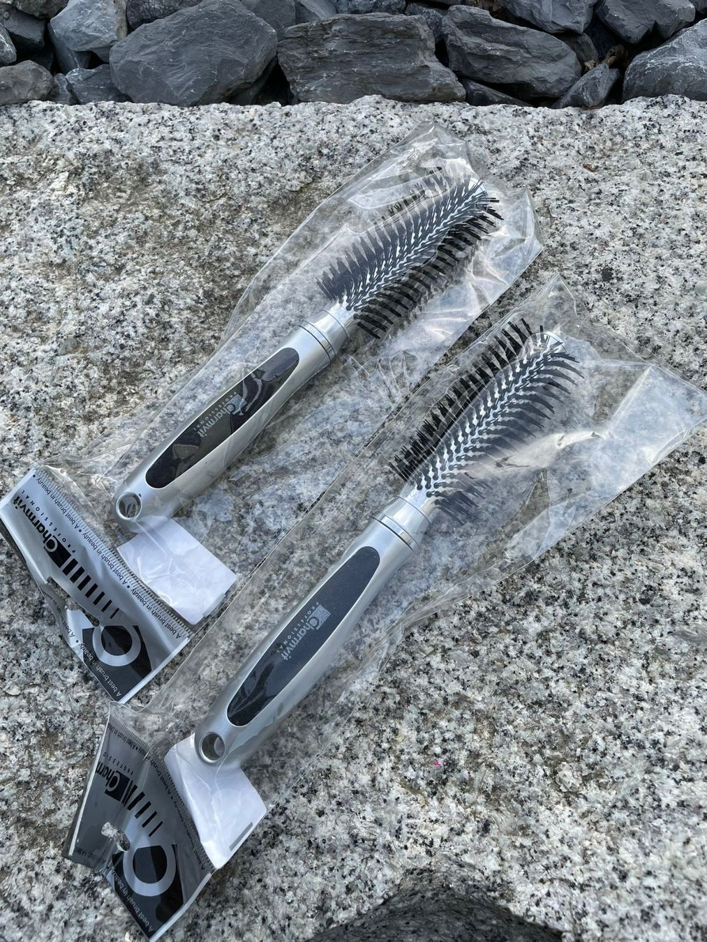Altro per la cura dei capelli: 2x Haarbürsten Charmvit Professional 17.5mm - Silver – Nuovo e nell'imballaggio originale da Wängi venduto da LiqKojote