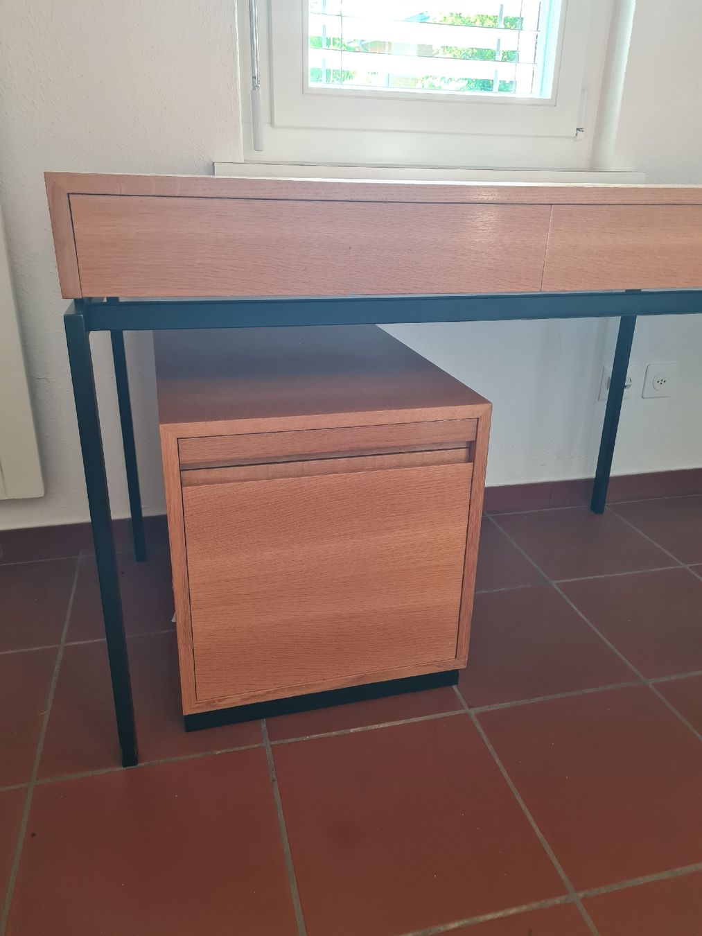 Bureaux: Schreibtisch mit Korpus – D'occasion à Kleinandelfingen par reg_yg6p 1
