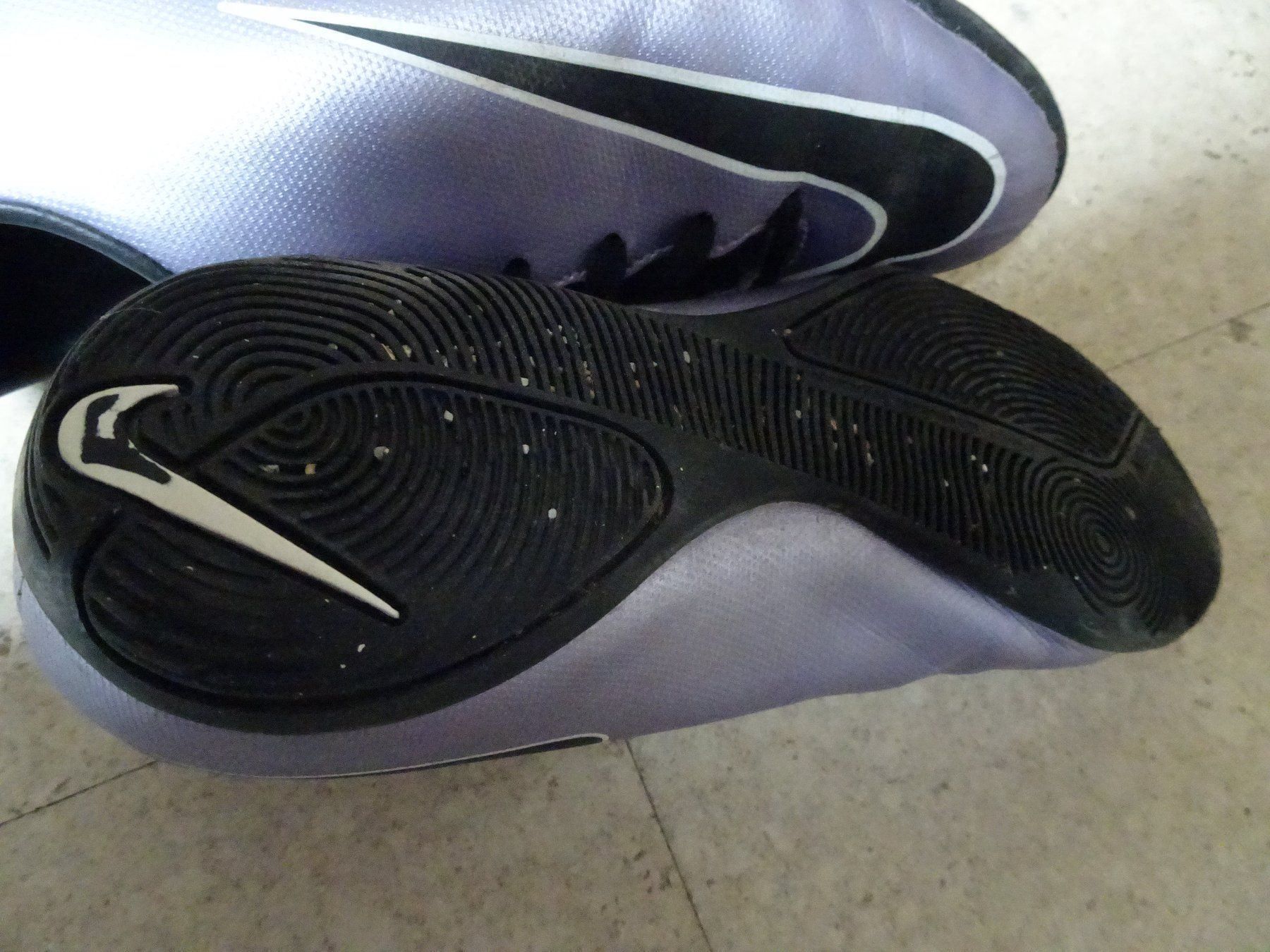 Chaussures garçon: Fussballhallenschuhe – D'occasion à Münchenbuchsee par Yothu 2