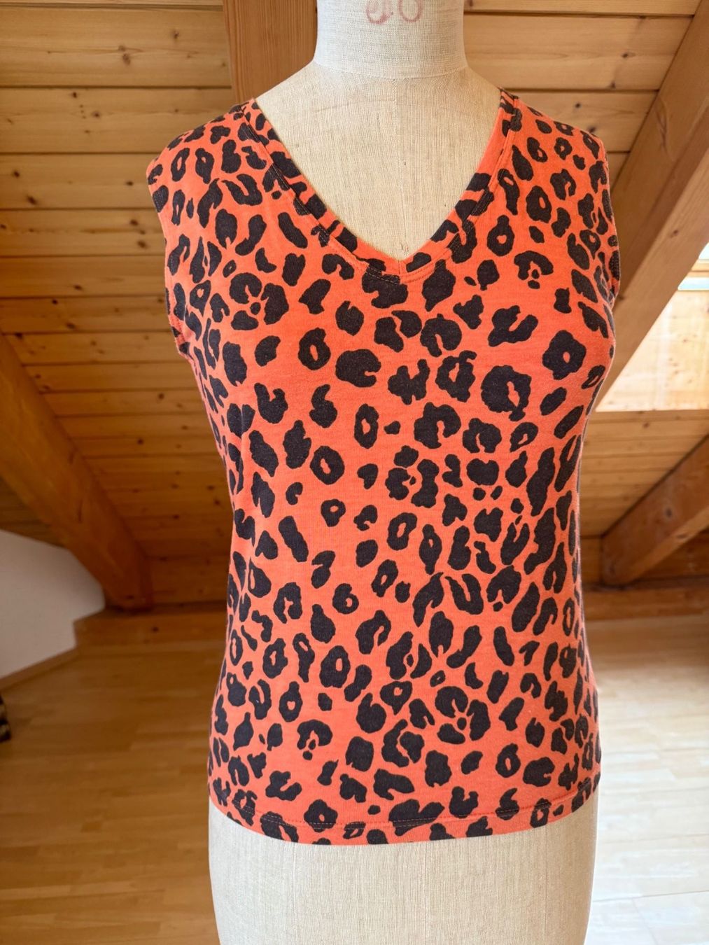 Tops: Orangefarbenes Leopardentop V-Ausschnitt Gr. S/M – Gebraucht aus Stäfa von Mofi8712