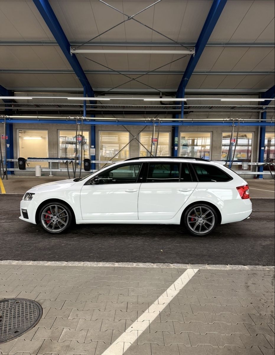 Skoda Automobili: Skoda Octavia RS Kombi 2.0 TSI – Usato da Reinach BL venduto da Y.H.33 1