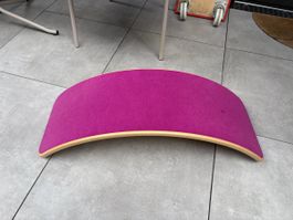 Planche d'équilibre Wobbel bois et feutrine rose
