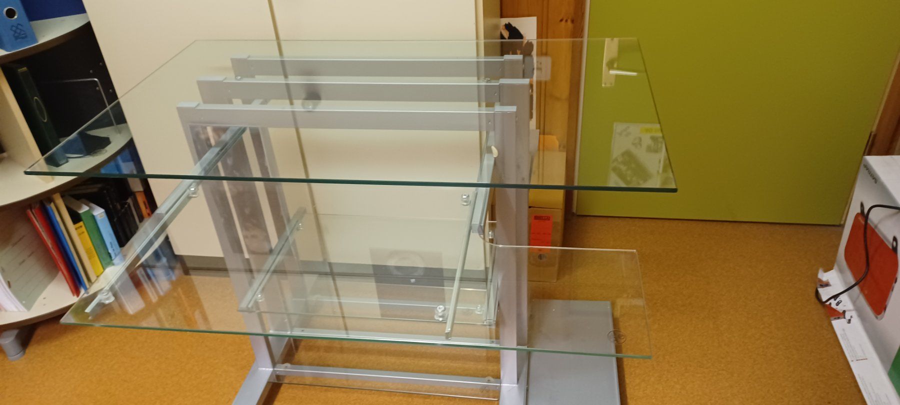 Scrivanie: Computertisch Glas, mit Rollen – Usato da Märstetten venduto da Gwundrig01 7