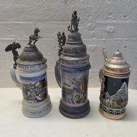 3 Bierkrüge Zinn Deckel Keramik mit Motiven Konvolut alt..