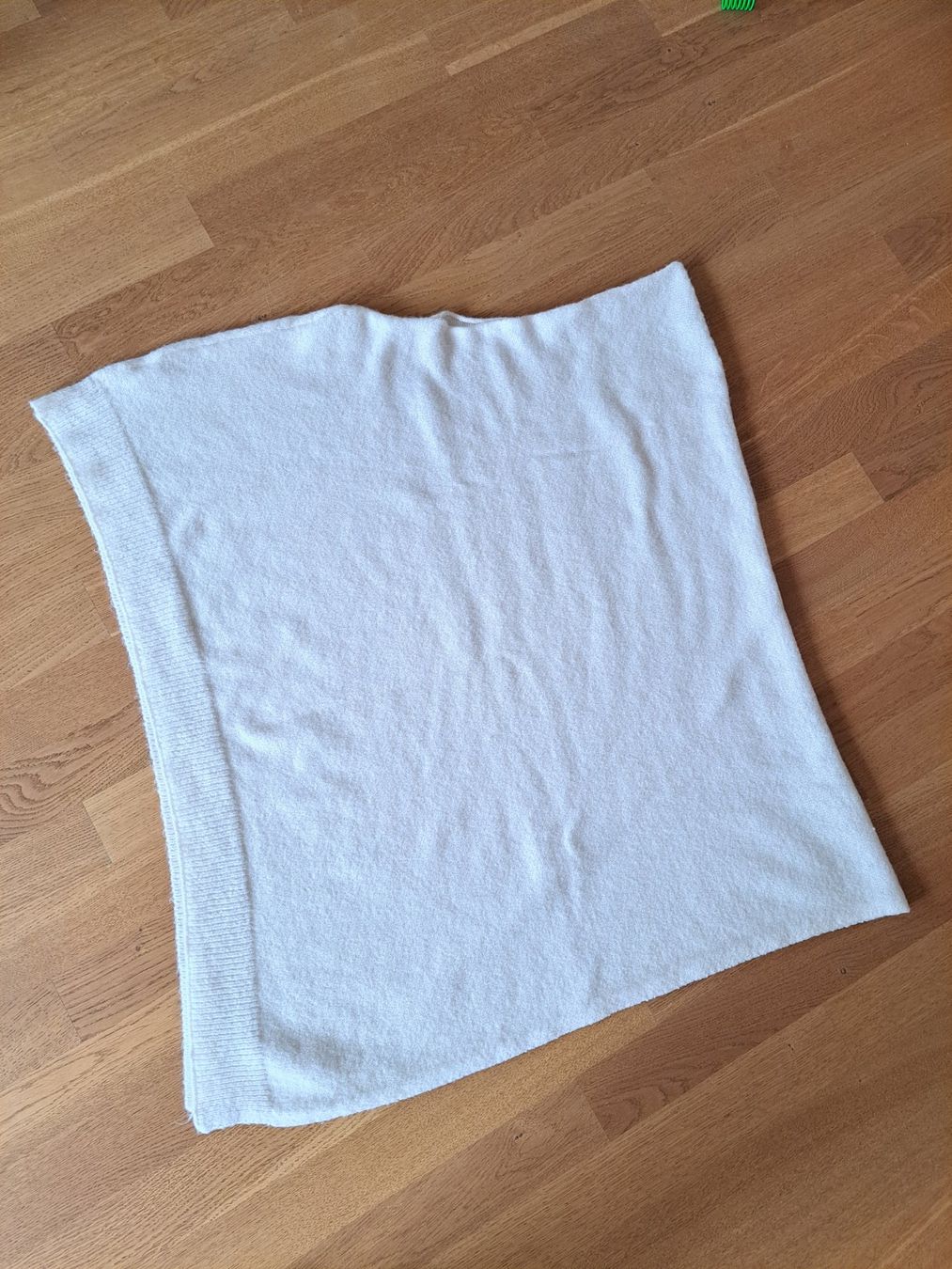 Autres vêtements femmes: Wollweisser Poncho – D'occasion à Oetwil am See par Kuechenzeit 1