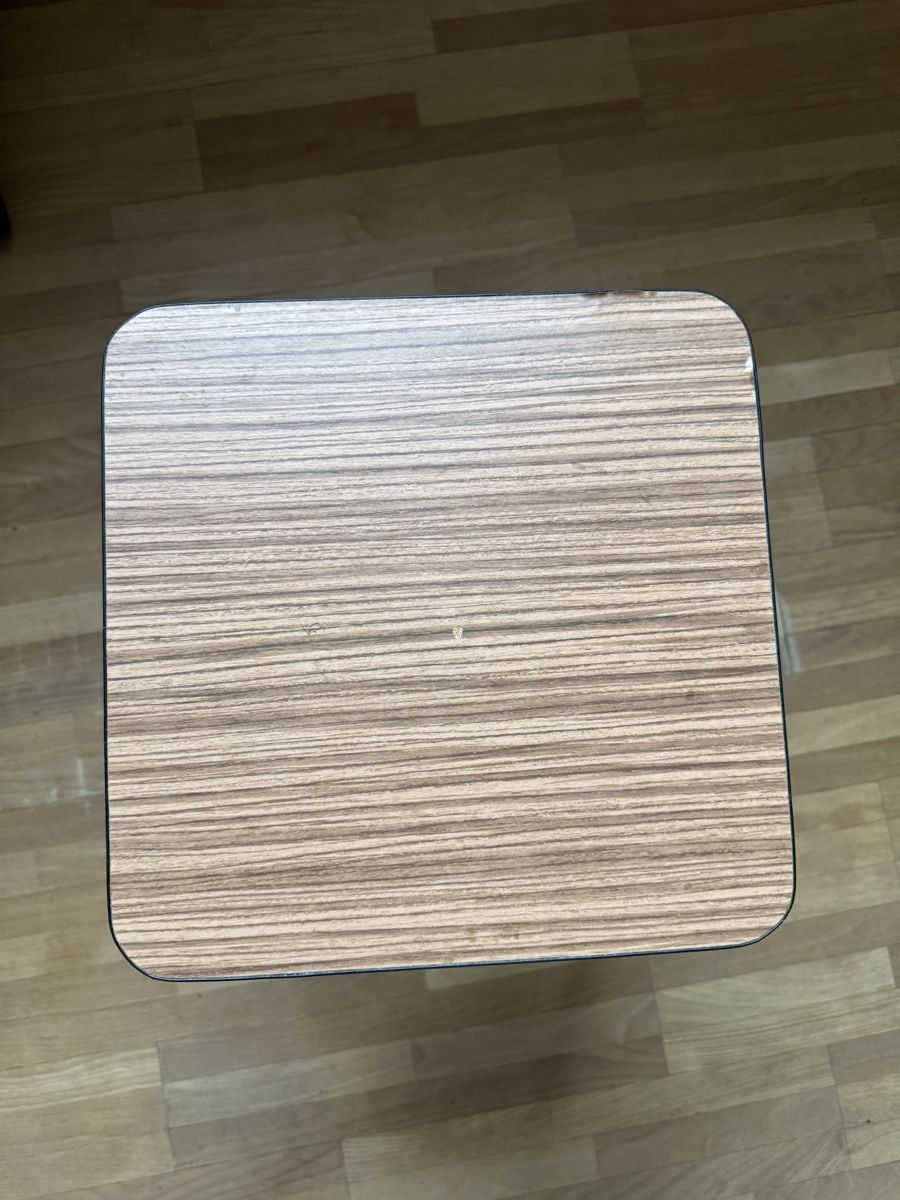 Sgabelli: Retro wood-look laminate stool – Usato da Basel venduto da chuckjr 1