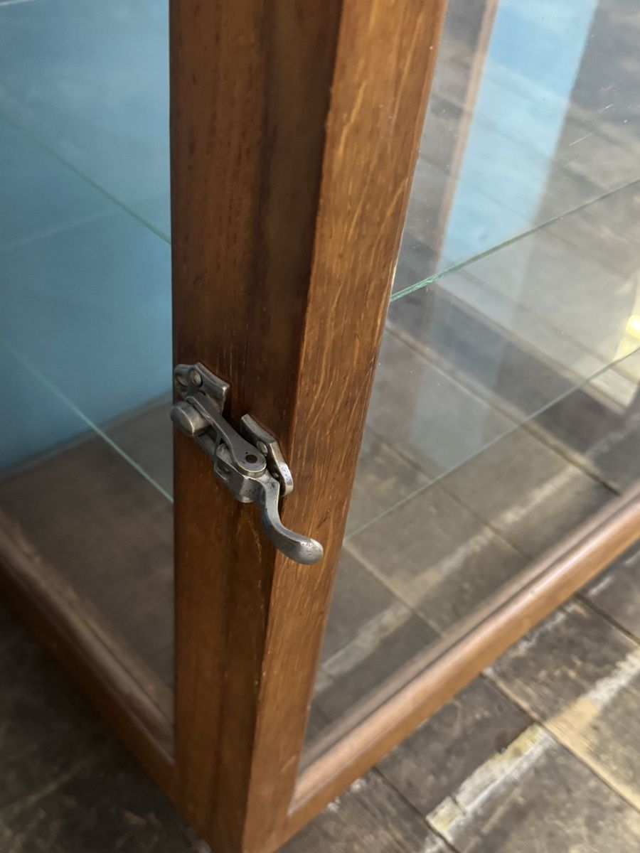 Vitrinen: Glas Vitrine  – Gebraucht aus Schlieren von Freundlich02 3