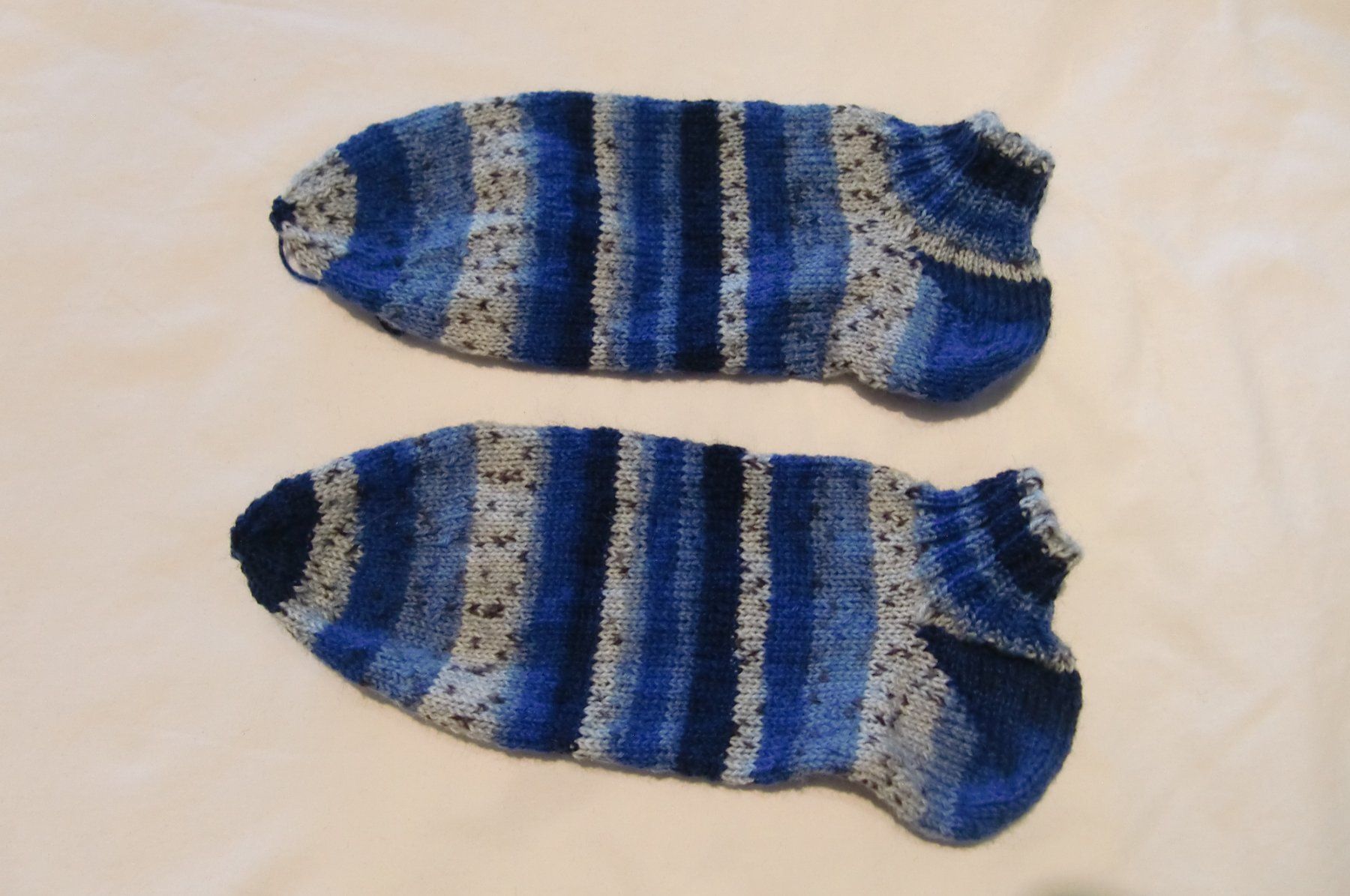 Calze: handgestrickte Sneakers in Grösse 42/43 – Nuovo e nell'imballaggio originale da trüllikon venduto da marie2004