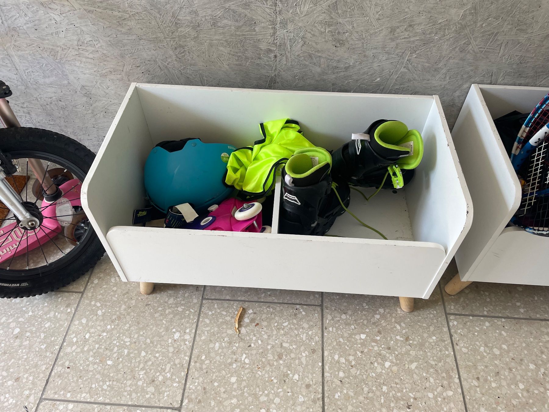 Sonstige Dekorationen & Accessoires: White storage box with compartments and legs – Gebraucht aus Küsnacht ZH von Nianrk 1