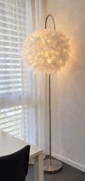 Stehlampe mit weissem Feder-Schirm