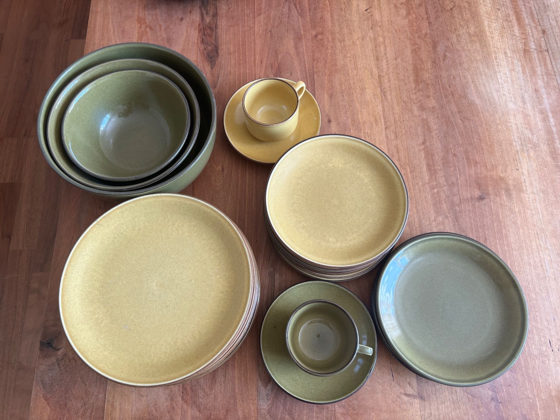 Rössler Set di piatti: Rössler Geschirrset 22 Teile Senf /Olive – Usato da Jona venduto da Sariksa