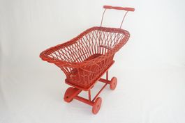 Roter geflochtener Spielzeugwagen