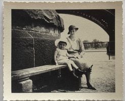 Vernacular Photography 1932 - Mutter mit Kind, Sonnenhut