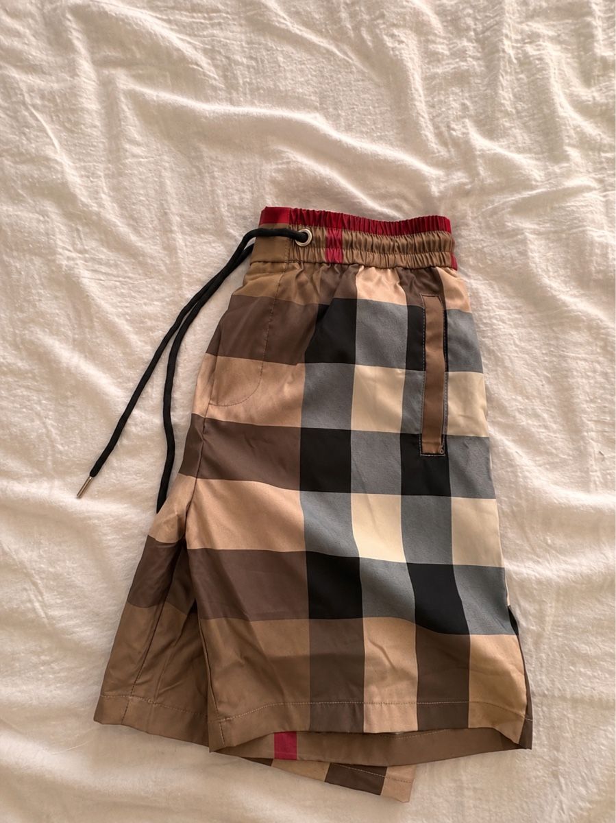 Burberry Pantaloni: Burberry Shorts – Nuovo (secondo la descrizione) da Unterentfelden venduto da tim_5vkv 2