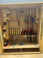 Werkzeugschrank Holz mit umfangreichem Inhalt gebraucht