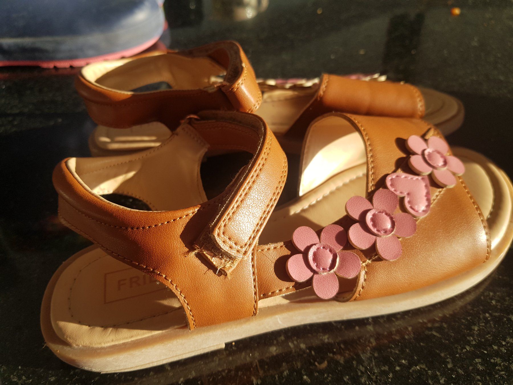 Friboo Schuhe für Mädchen: MÄDCHEN RIEMENSANDALETTE VON FRIBOO – Gebraucht aus Root von LifestyleAccessoires 1