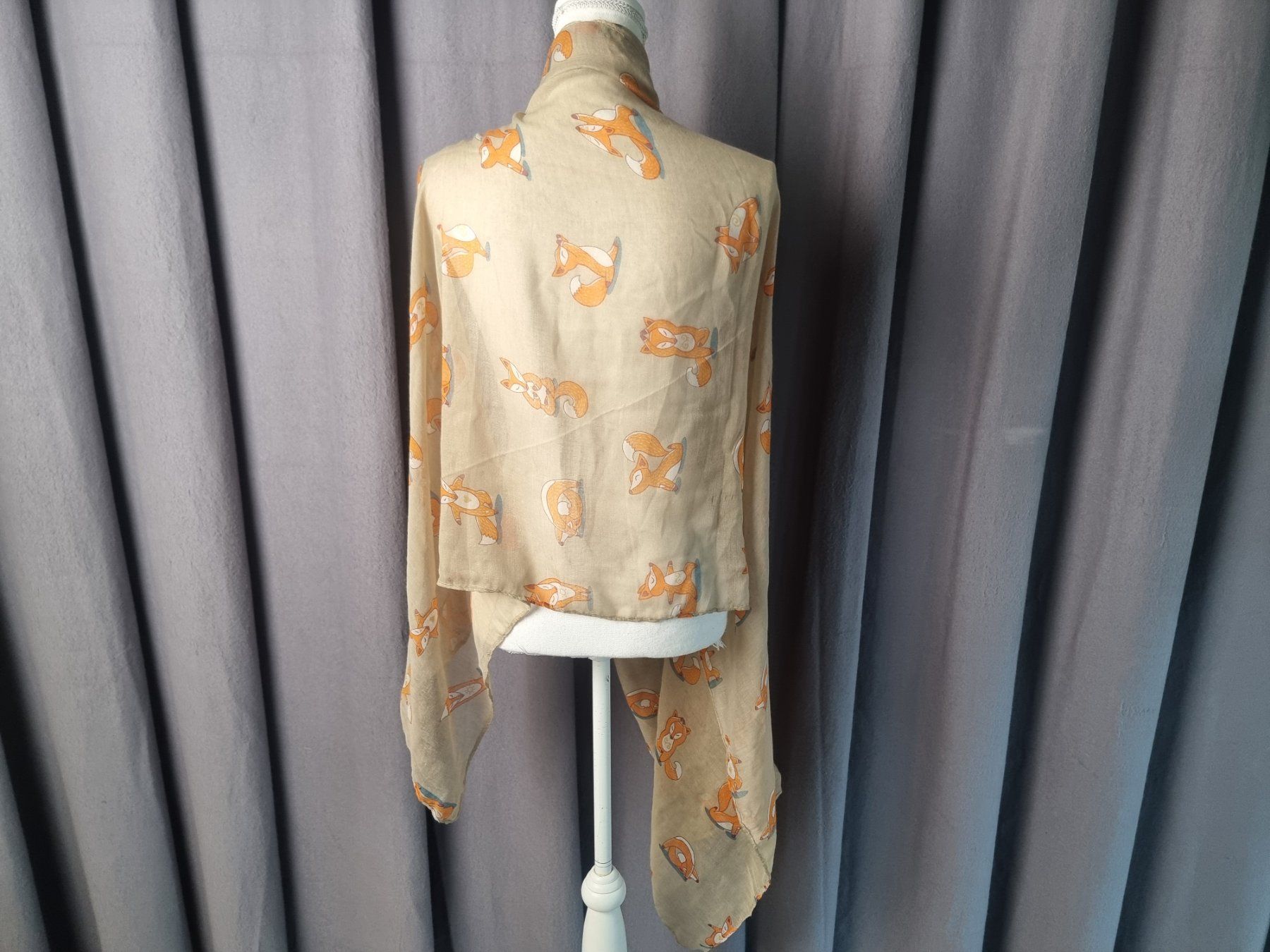 Foulards, Tücher & Schals: Schal mit Füchse – Gebraucht aus Urtenen-Schönbühl von Restwert_Schoenbuehl 3
