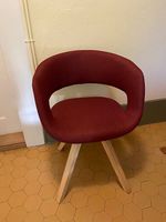 roter Stuhl mit Armlehne