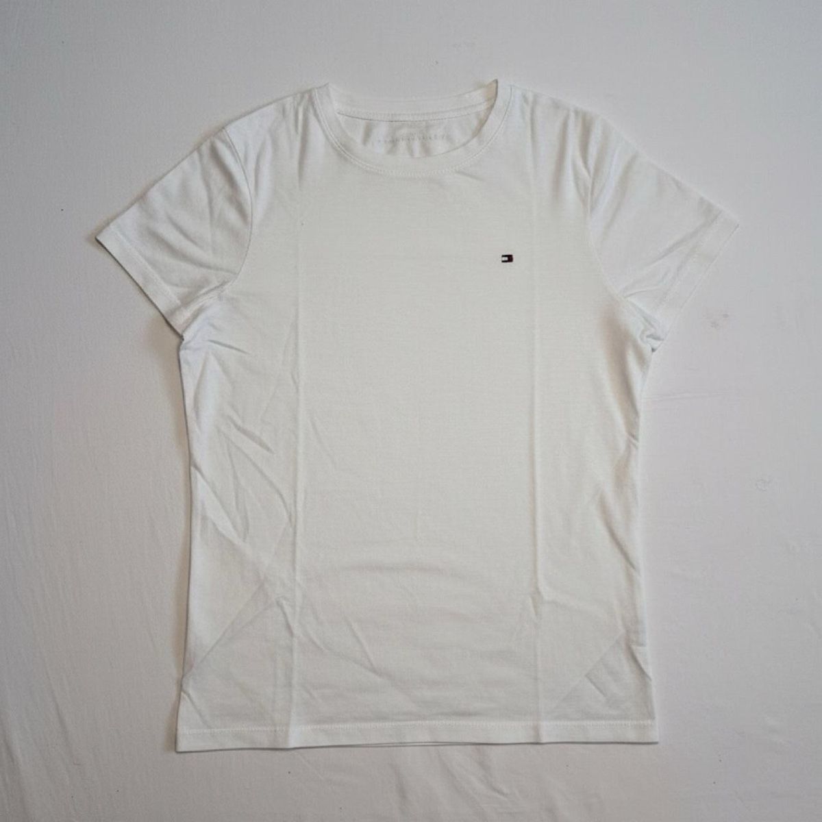 Tommy Hilfiger T-shirt: Tommy Hilfiger Essential White Tee - Clean Girl Basic 🤍 – Usato da Caviano venduto da reselleo21
