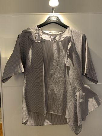 Bluse Akris Punto gestreift mit Volant, Grösse 34