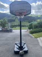 Basketballkorb mit Ständer und Ball