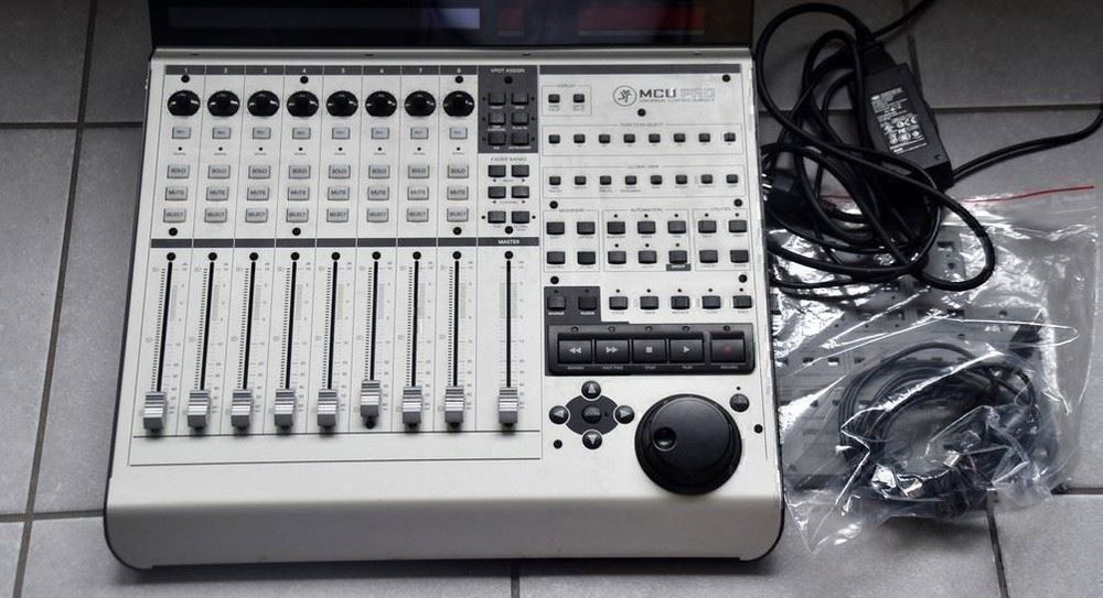 Mackie Control MCU Pro universal control (Gebraucht) in Collonges für ...