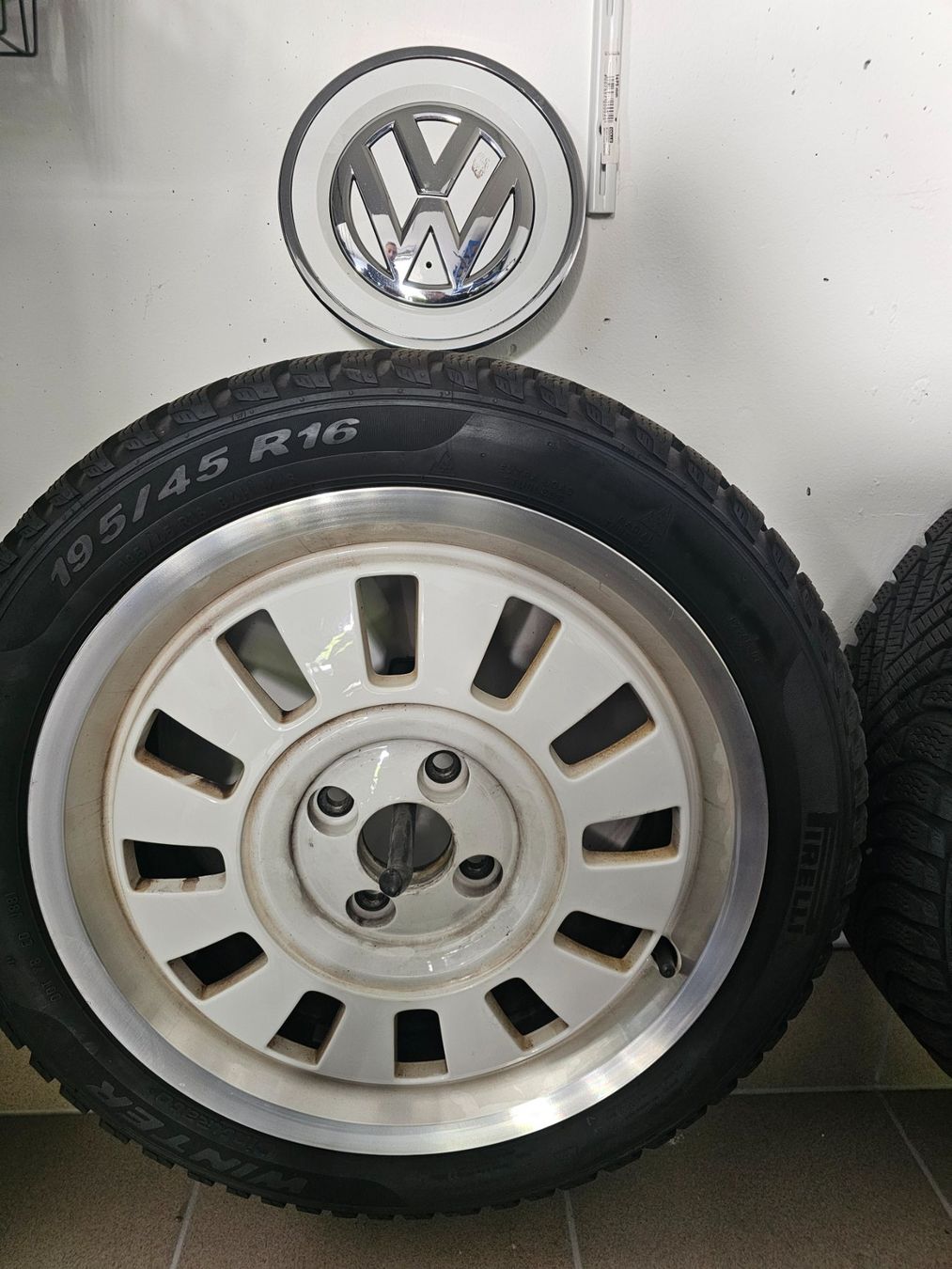 VW Autos: Wunderschöner VW Up weiss 1.0, 8-fach bereift – Gebraucht aus Balzers von ridr 8