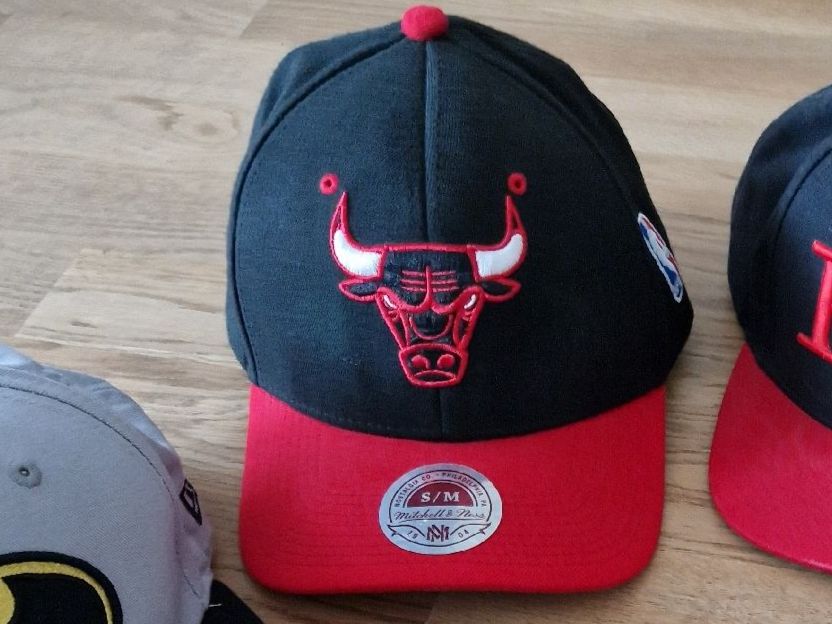 Hüte, Mützen & Caps: Base Cap Snapback schwarz rot – Gebraucht aus Nendeln von allerliabschteszuegs