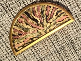 Brosche Uhlig Style in Lila/Goldtönen, glänzend um '80, 6cm