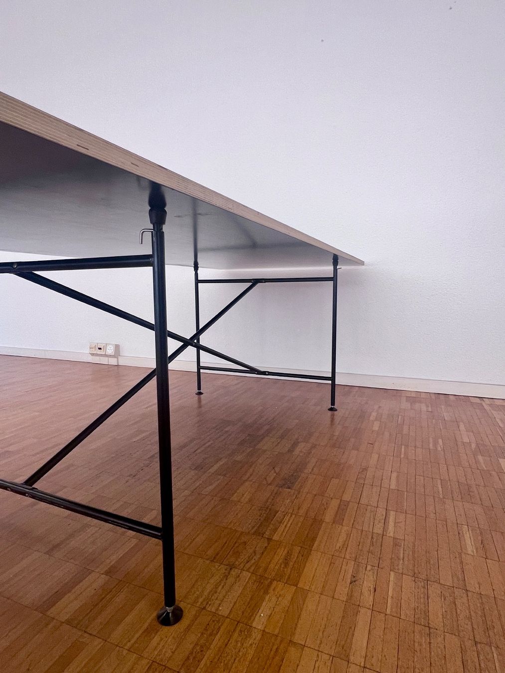 Richard Lampert Bureaux: Tischgestell Eiermann mit Tischplatte aus Sperrholz – D'occasion à Zürich par wme_n5yf 4
