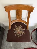 Antiker Holzstuhl mit Blumenstickerei