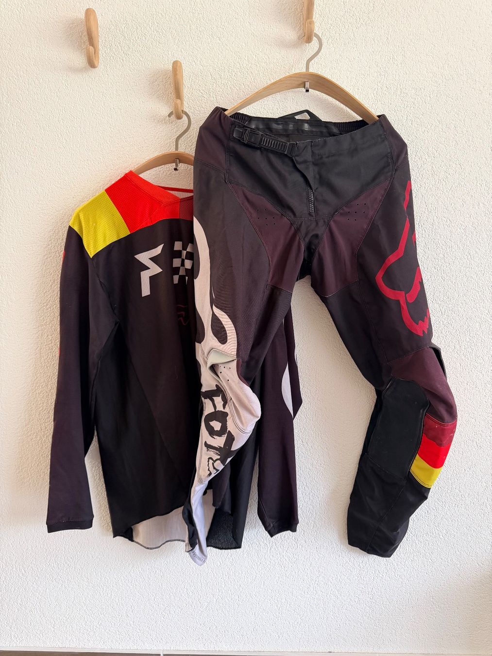 Fox Lotti di vestiti: Fox Downhill-Kleidung – Usato da Goldau venduto da Jan-Baehler