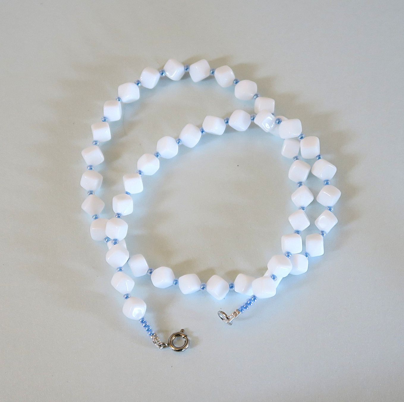 Catenine: Glasperlenkette weiss/hellblau – Usato da Brittnau venduto da marlenestone 3
