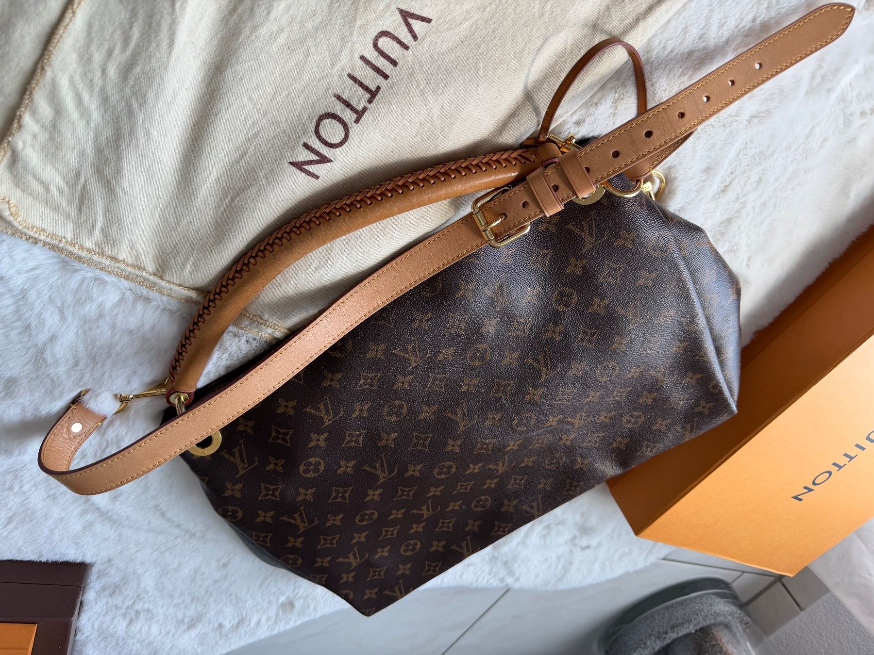 Louis Vuitton Sacs femmes: ARTSY MM MONOGRAM – D'occasion à Thalheim par Queen018