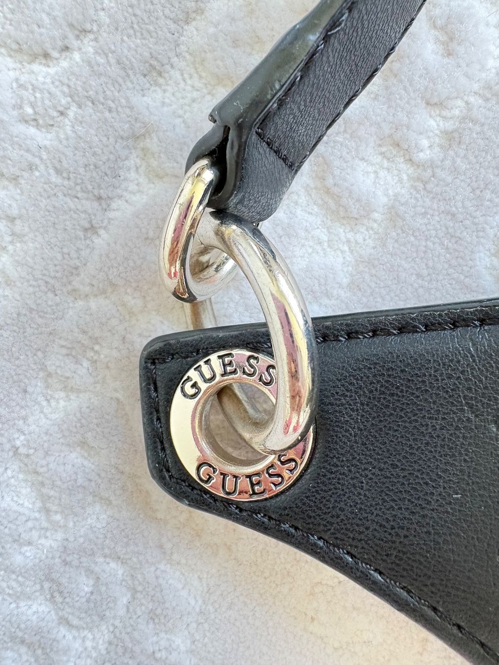 Guess Borse da donna: Guess Gürteltasche Schwarz gesteppt mit Silberkette – Usato da Zürich venduto da jen_2b9j 3