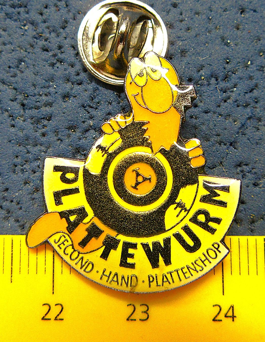 Swiss Plaketten & Abzeichen: SCHALL-PLATTEN-WURM PIN – Gebraucht aus Ettingen von Hausi4711