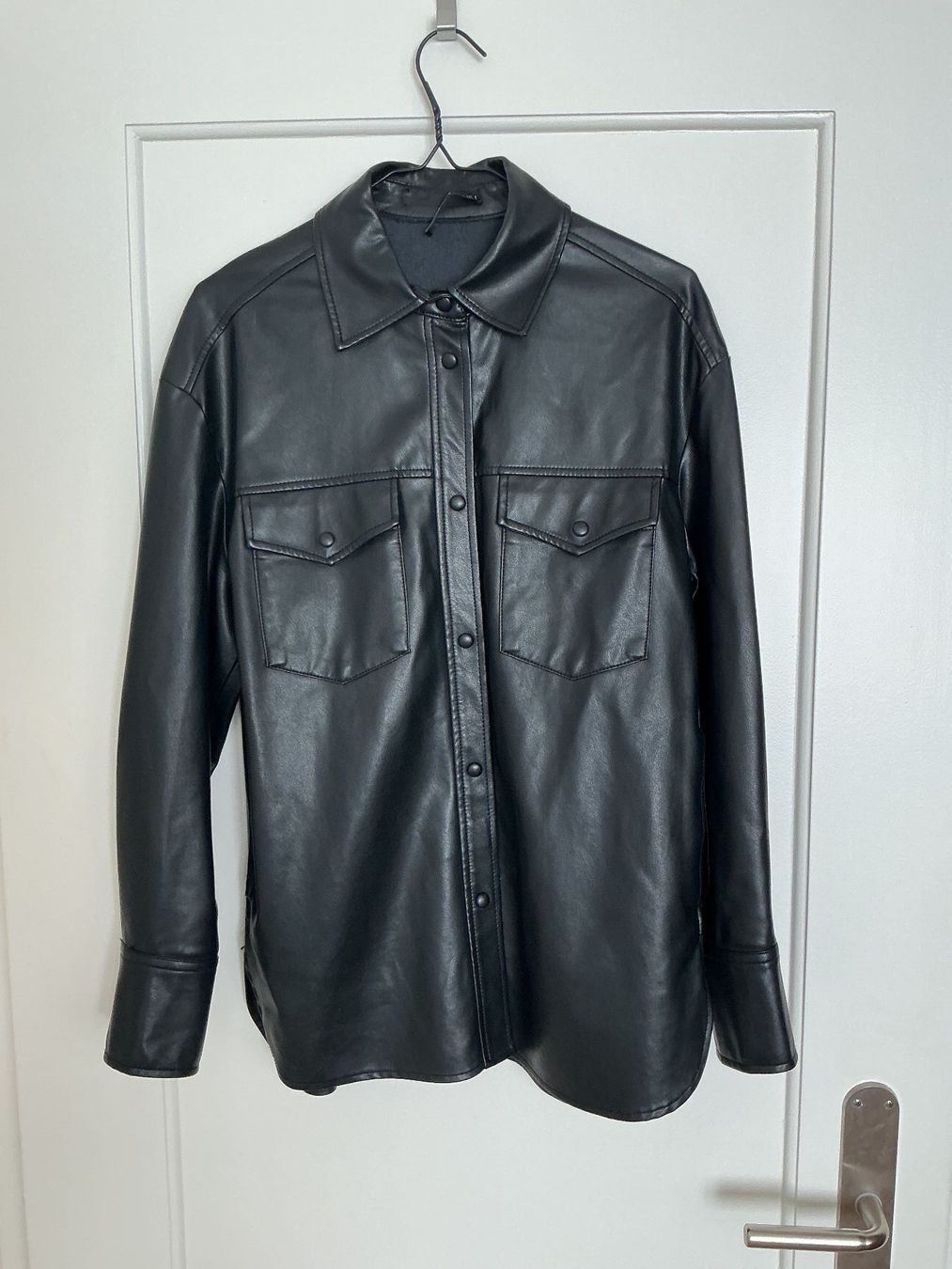 Mango Giacche: Schwarze Kunstlederjacke von Mango – Usato da Zürich venduto da vesieber