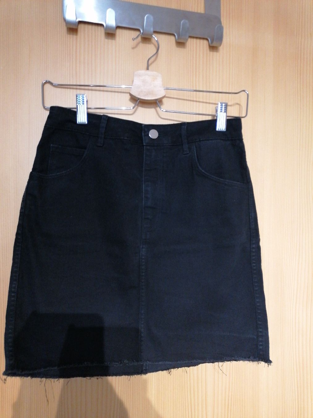 H&M Gonne: Schwarzer Jeansrock von H&M – Usato da Leuk-Stadt venduto da See_Lin