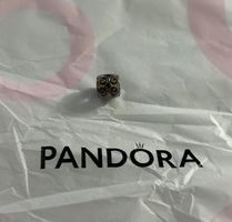 Charm Pandora argenté avec motifs en spirale délicats