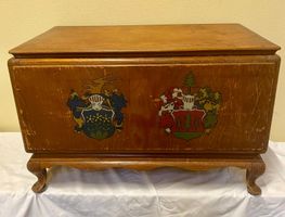 Alte Truhe / Kiste mit Wappen - Vintage Look
