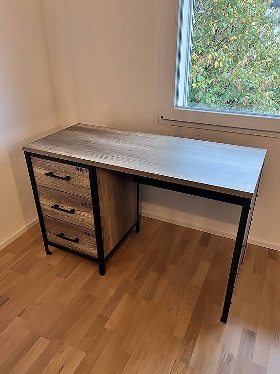 Schreibtische: Pult – Gebraucht aus Bassersdorf von Anp7902