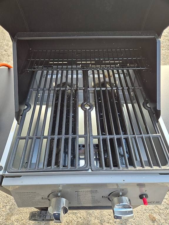 Griglie: Barbecue à gaz – Usato da Cudrefin venduto da bennodom 1