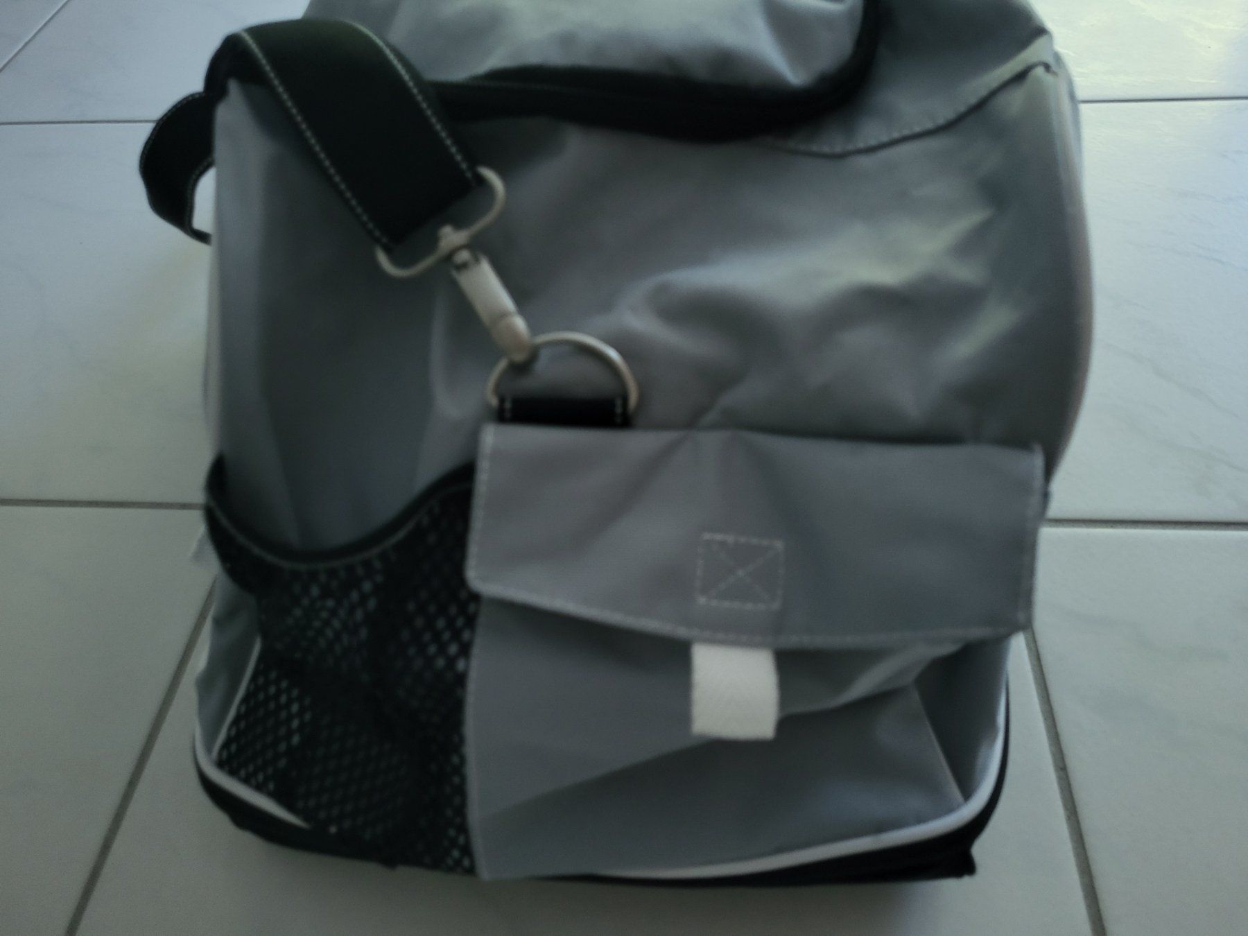 Borse: Sport- oder Reisetasche grau schwarz (seitliches Schuhfach) – Usato da Eschlikon TG venduto da Hirzliblick 8