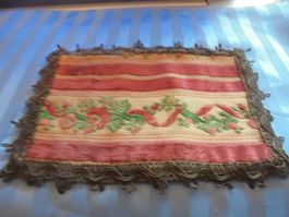 Brokat Deckeli mit Blumen und Samt