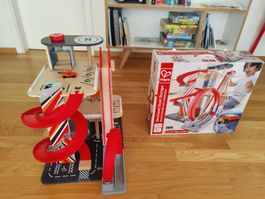 Hape Autogarage mit Looping aus Holz