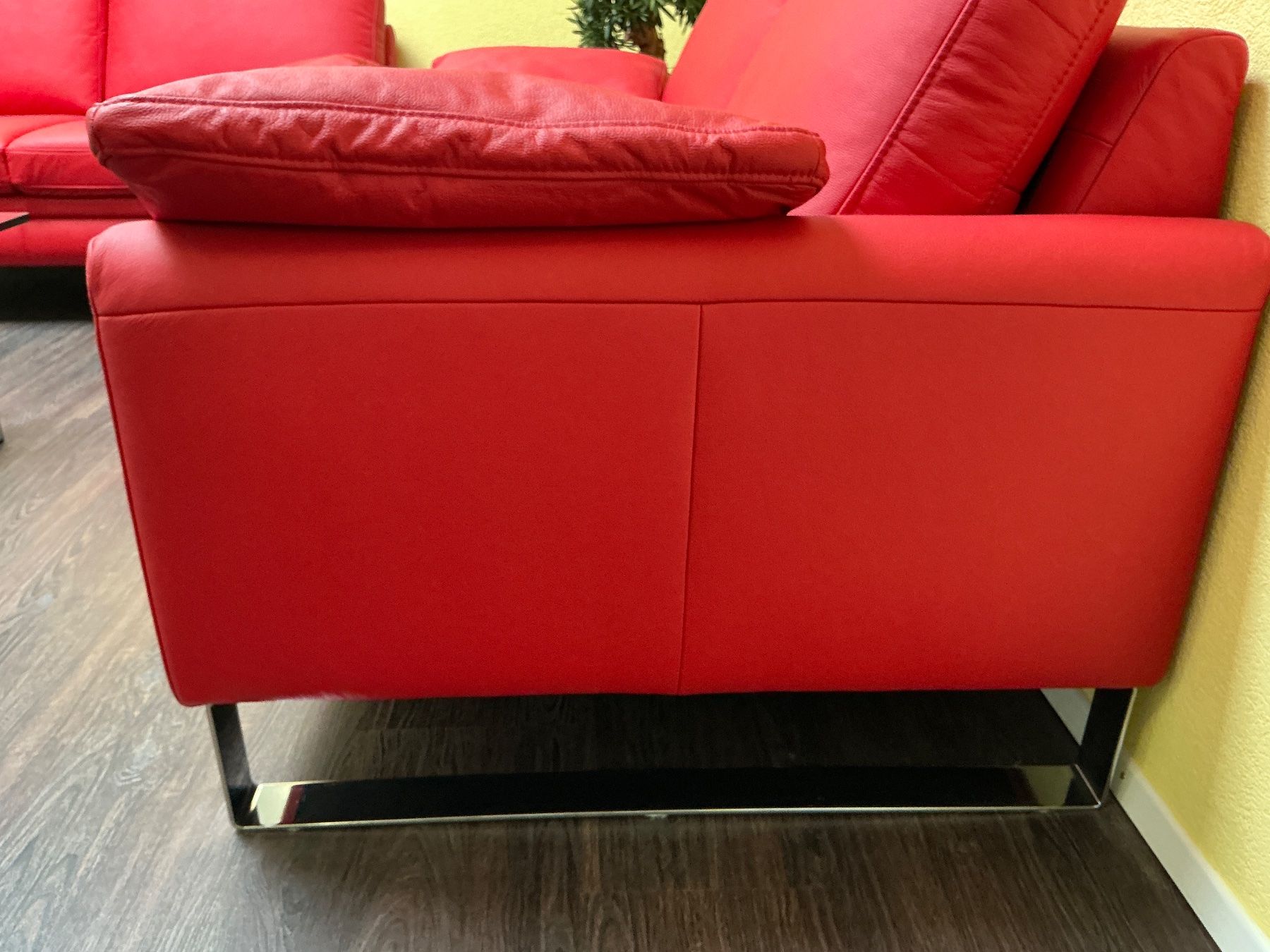 Sofas: 2 Sofas rot  +  1 Glas Sofatisch – D'occasion à Schaffhausen par Brolok 3