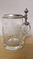Bierhumpen aus Glas mit Verzierungen, Deckel aus Zinn